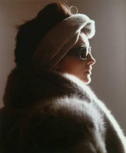 Campagna pubblicitaria per Trussardi Donna - Modella di profilo: pelliccia di volpe, fascia di maglia in testa, occhiali da sole