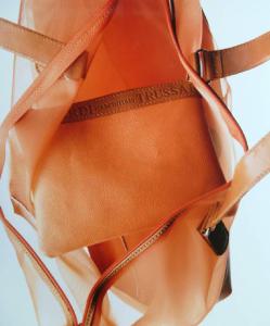 Campagna pubblicitaria per Trussardi Accessori - Pelletteria - Due borse in pelle e tela