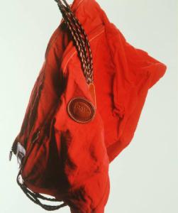 Campagna pubblicitaria per Trussardi Accessori - Pelletteria - Borsa telata rossa con tracolla in pelle intrecciata