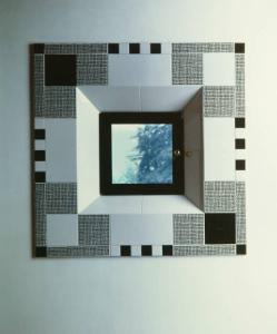 Campagna pubblicitaria per Trussardi - Piastrelle bianche e nere incorniciano una finestrella quadrata - Scorcio dell'esterno