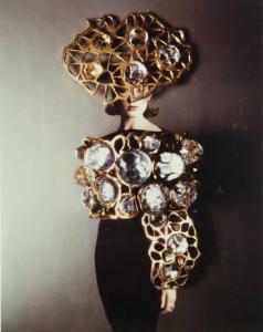 I gioielli della fantasia. Figura femminile - Spille in metallo dorato con pietre semipreziose