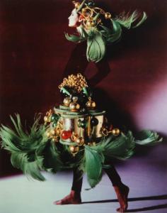 I gioielli della fantasia. Figura femminile - Collana e orecchino di Lina Baretti, Francia, circa 1955 - Metallo dorato con pietre semipreziose e piume