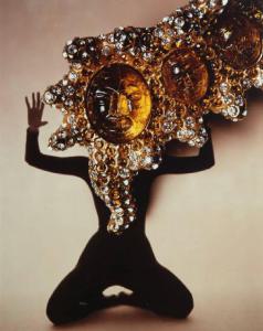 I gioielli della fantasia. Figura femminile - Spilla in metallo dorato e pietre semipreziose - Topazio tagliato a forma di volto