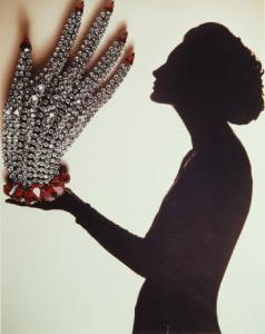 I gioielli della fantasia. Figura femminile - Spilla di brillanti a forma di mano - Unghie di rubini