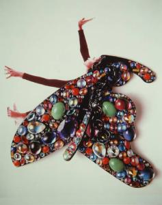 I gioielli della fantasia. Figura femminile - Spilla di pietre semipreziose - Come ali di farfalla