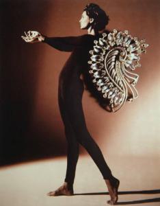 I gioielli della fantasia. Figura femminile - Spilla Eisenberg&Sons, USA, 1942-45 - Come ali