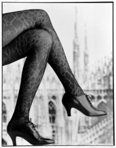 Campagna pubblicitaria per Trussardi Donna - Gambe accavallate - Collant fantasia e scarpe stringate con il tacco - Sfondo: Duomo di Milano