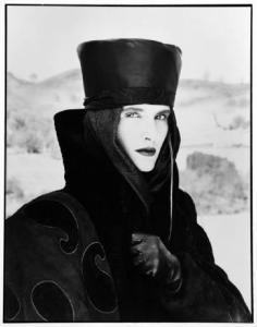 Campagna pubblicitaria per Trussardi Donna - Modella con robe-manteau di montone, guanti e cappello cilindrico - Total black