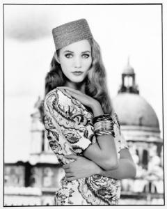 Campagna pubblicitaria per Trussardi Donna - Modella con abito estivo fantasia, cappellino di paglia e larghi bracciali d'argento