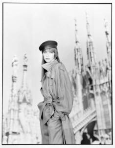 Campagna pubblicitaria per Trussardi Donna - Modella con trench e basco con calzata in pelle - Sfondo: Duomo di Milano