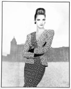 Campagna pubblicitaria per Trussardi Donna - Modella con braccia incrociate davanti al petto: tailleur fantasia e acconciatura raccolta cotonata