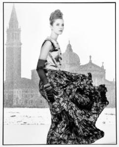 Campagna pubblicitaria per Trussardi Donna - Modella in abito da sera svolazzante, guanti di raso e largi bracciali - Acconciatura raccolta cotonata
