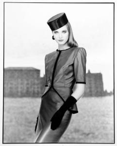Campagna pubblicitaria per Trussardi Donna - Modella con tailleur di pelle profilato, guanti e cappellino