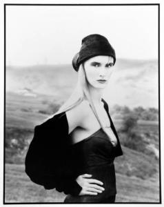 Campagna pubblicitaria per Trussardi - Esterno: paesaggio bucolico - Modella con corpetto plissettato, coprispalle e cappello