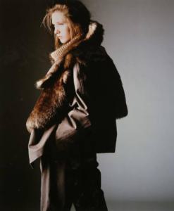 Campagna pubblicitaria per Trussardi Donna - Collezione Donna Autunno/Inverno 83/84 - Modella di profilo: giacca color tortora con pelliccia e look coordinato