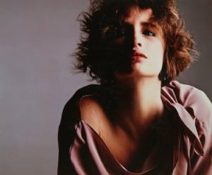 Campagna pubblicitaria per Trussardi Donna - Modella con camicia di raso rosa antico