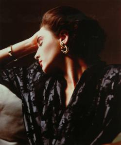 Campagna pubblicitaria per Trussardi Donna - Modella con mano che sostiene il viso: robe-manteau damascato, gioielli dorati
