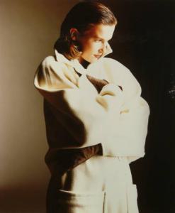 Campagna pubblicitaria per Trussardi Donna - Modella di profilo con cappotto color panna e guanti di pelle marrone