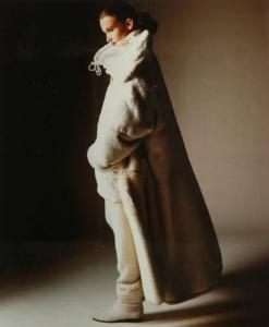 Campagna pubblicitaria per Trussardi Donna - Modella di profilo con pelliccia di castoro su giacca a vento, pantaloni di maglia e stivali scamosciati - Total white