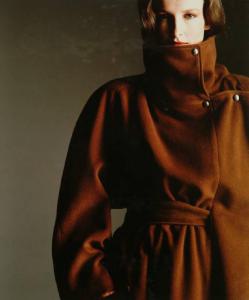 Campagna pubblicitaria per Trussardi Donna - Modella con cappotto marrone