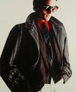 Campagna pubblicitaria per Trussardi Uomo - Modello con giacca spigata su gilet di pelle, camicia rossa, cravatta regimental e occhiali da sole