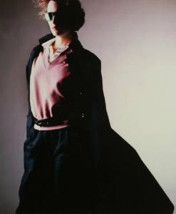 Campagna pubblicitaria per Trussardi Donna - Modella con cappotto scuro su cardigan rosa e camicia - Cintura - Occhiali da sole