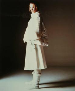 Campagna pubblicitaria per Trussardi Donna - Modella di profilo: giubbotto su gonna, calze e stivali scamosciati - Total white