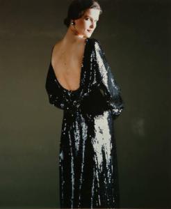 Campagna pubblicitaria per Trussardi Donna - Modella di spalle si rivolge di profilo: abito da sera nero di paillettes con schiena nuda