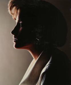 Campagna pubblicitaria per Trussardi Donna - Buio - Modella di profilo: giacca beige con collo a scialle e orecchino metallico