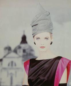 Campagna pubblicitaria per Trussardi Donna - Modella con vestito nero viola con profili fucsia e turbante grigio