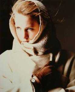 Campagna pubblicitaria per Trussardi Donna - Modella di tre quarti: giacca e sciarpa sul capo color panna, guanti marroni scamosciati, orologio