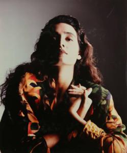 Campagna pubblicitaria per Trussardi Donna - Modella con mani intrecciate: camicia fantasia - Orecchini