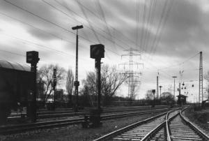 Amburgo. Stazione ferroviaria - binari, segnali luminosi e tralicci dell'alta tensione