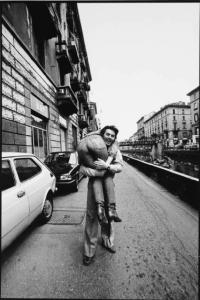 Milano - Navigli - uomo tiene in braccio una donna
