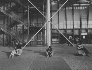 Parigi - ragazzi seduti davanti all'ingresso del Centro Georges Pompidou (Beaubourg)