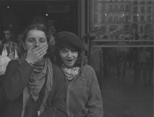 Parigi - visitatrici escono dal Centro Georges Pompidou (Beaubourg)