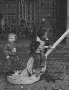 Parigi - bambini davanti al Centro Georges Pompidou (Beaubourg)