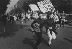 Gli studenti a Milano. Milano - liceali a una manifestazione sindacale