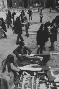 Gli studenti a Milano. Milano - studenti ripiegano gli striscioni dopo un comizio
