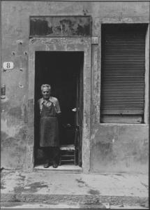 Firenze - Porta - Finestra con serrande chiuse - Ritratto maschile a figura intera: Gino B. ciabattino