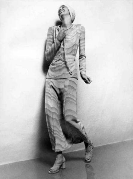 Campagna fotografica per "Vogue" - modella indossa un completo fantasia gonna e maglia, turbante e sandali - porta una lunga collana di perle
