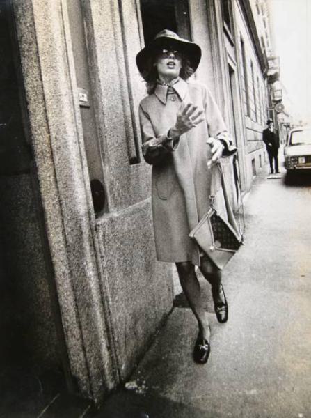 Campagna fotografica per "Vogue" - la modella Isa Stoppi indossa un cappotto con occhialoni da sole e cappello - porta una borsa Louis Vuitton