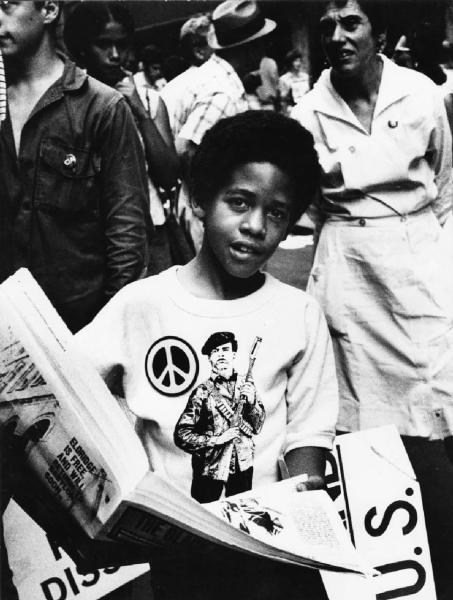 New York - Harlem - manifestazione antirazziale - ragazzino con il pamphlet "The Black Panter"