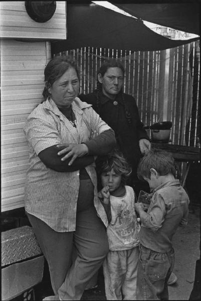 Salinas - emigranti presso una roulotte