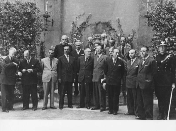 Roma. Ritratto di Gruppo. I ministri del secondo gabinetto De Gasperi nei giardini del Quirinale