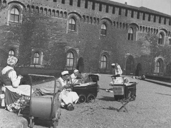 Milano. Balie e carrozzine nel cortile del Castello Sforzesco