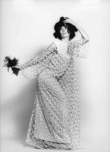 Campagna pubblicitaria - Ritratto femminile - Attrice brittanica - Barbara Steele con abito bicolore lungo e sopravveste traforata