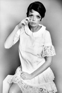 Campagna pubblicitaria - Ritratto femminile - Attrice brittanica - Barbara Steele in abito con guarnizioni in pizzo