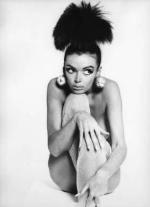Campagna pubblicitaria - Ritratto femminile - Attrice brittanica - Barbara Steele nuda con calze di lurez e grossi orecchini