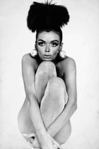 Campagna pubblicitaria - Ritratto femminile - Attrice brittanica - Barbara Steele nuda con calze di lurez e grossi orecchini